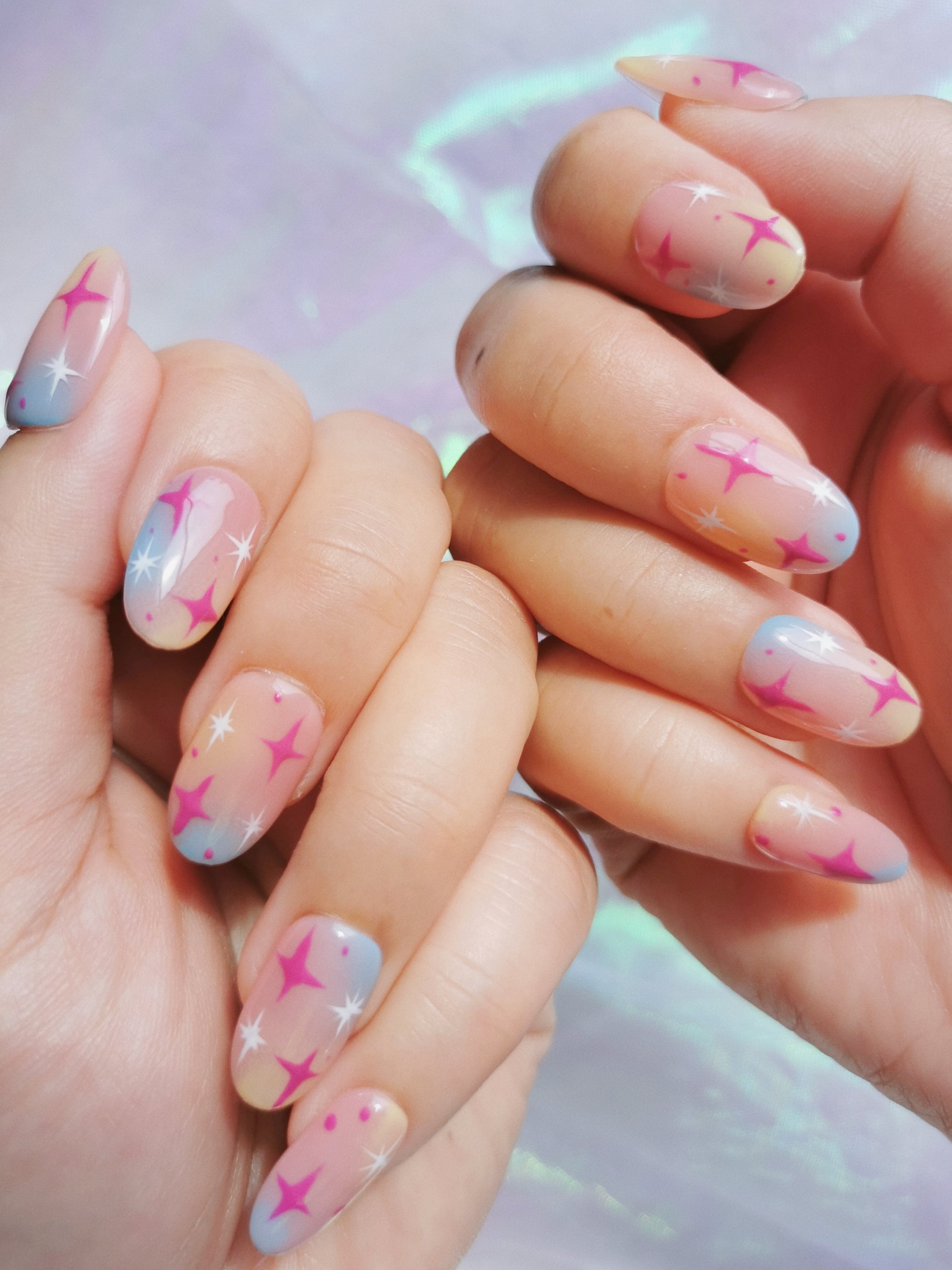 Y2K star gradient short oval nails worn on both hands
